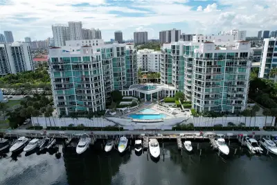 Condo in Aventura: photo 1 of 26