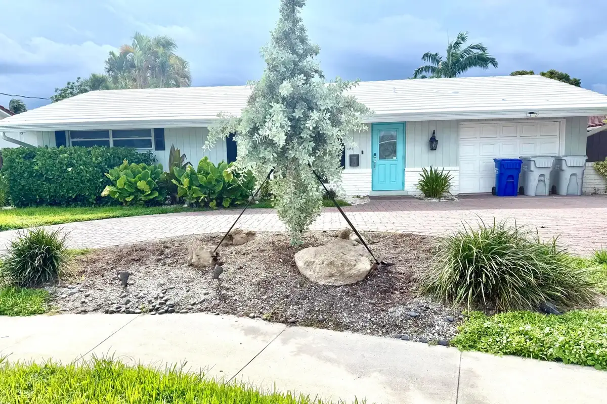 1131 NE 27th Ave, Pompano Beach: photo 1 of 16