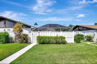 Townhouse in Boca Raton: photo 1 of 3