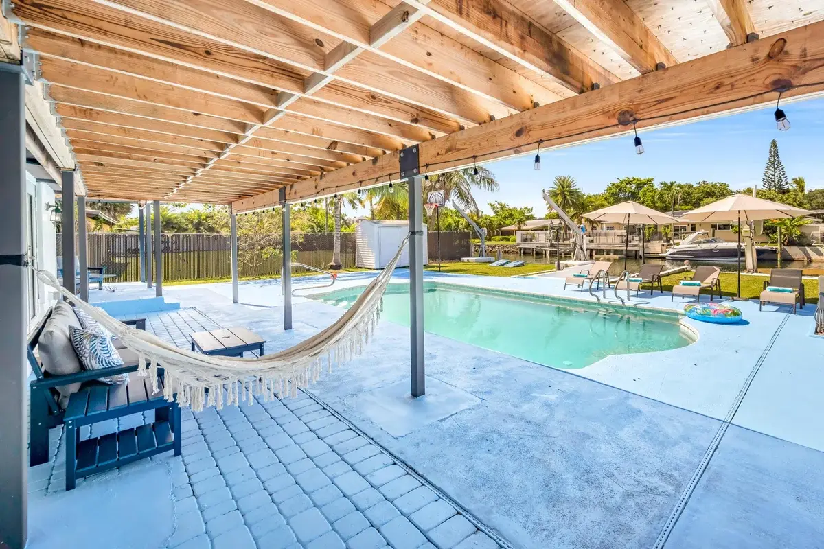 1875 Keystone Blvd, North Miami: photo 1 of 22