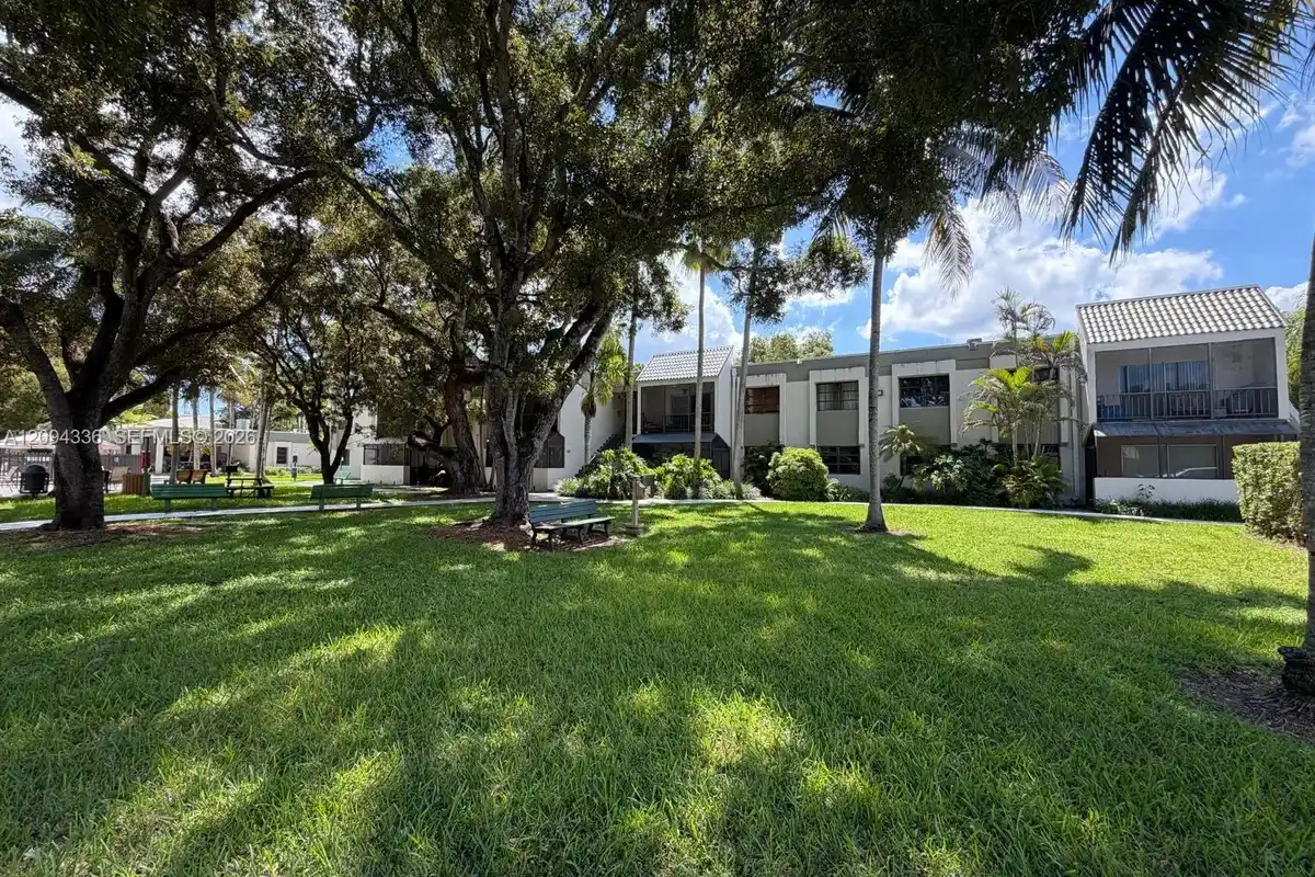 7963 SW 104th St #210A, Miami: photo 1 of 23
