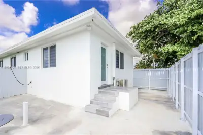 11001 SW 220th St, Miami: photo 1 of 9