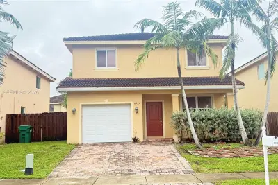 House in Cutler Bay: photo 1 of 13