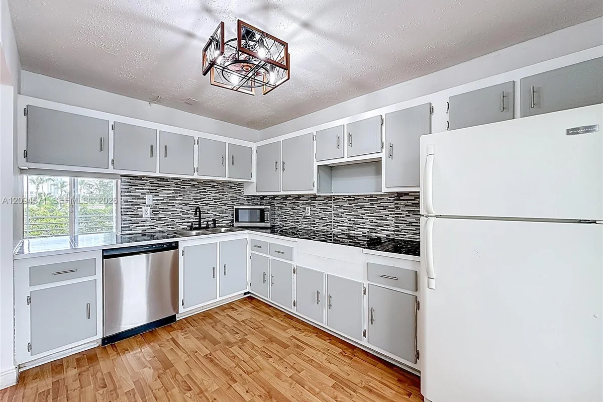 1000 NE 14th Ave #411, Hallandale Beach: photo 1 of 31