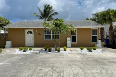 116 E Central Blvd, Lantana: photo 1 of 20