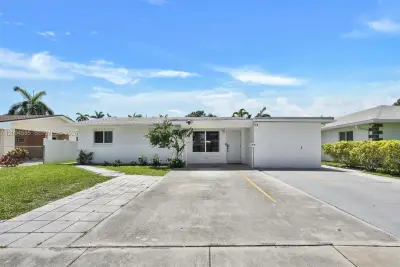 814 NE 4th St, Hallandale Beach: photo 1 of 58