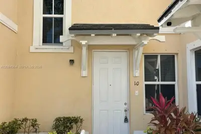 142 SE 28th Ter #10, Homestead: photo 1 of 14