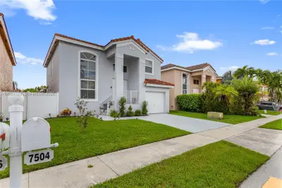 7504 Viscaya Cir, Margate: photo 1 of 78