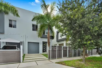 3079 Carter St, Miami: photo 1 of 26