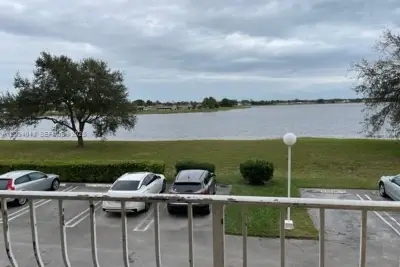 470 Executive Center Dr #2E, West Palm Beach: photo 1 of 17