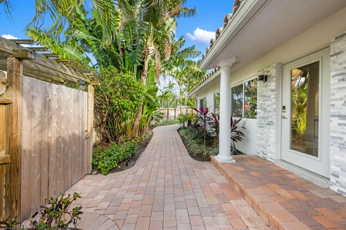 1764 NE 16th St, Fort Lauderdale: photo 1 of 20