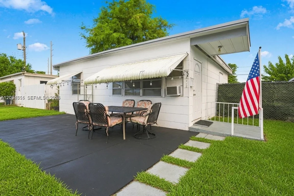 2118 Coolidge St, Hollywood: photo 1 of 7