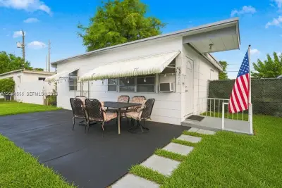 2118 Coolidge St, Hollywood: photo 1 of 7