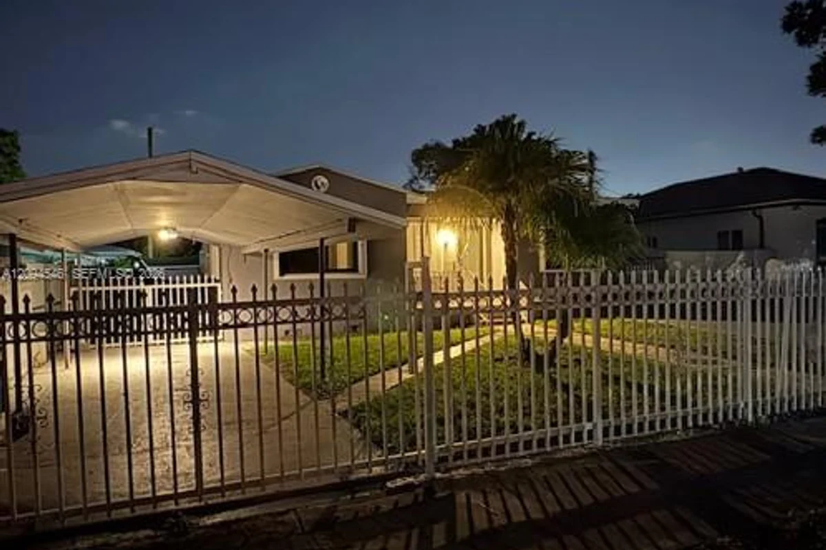 2962 NW 50th St, Miami: photo 1 of 12