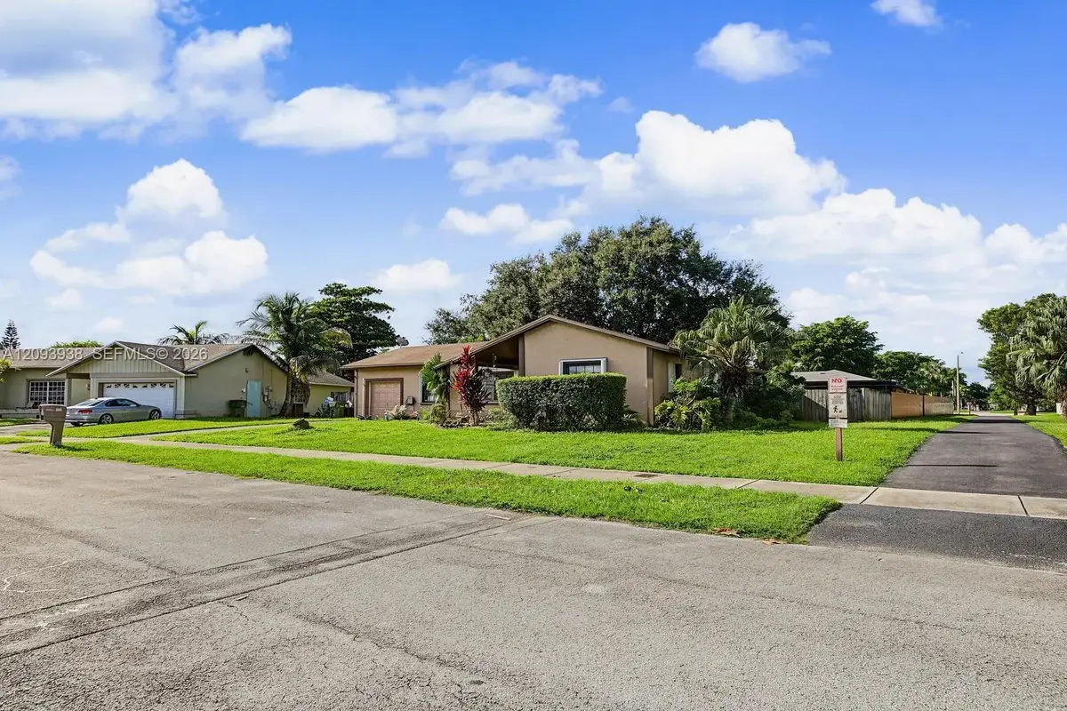 908 Cardinal Pl, Homestead: photo 1 of 5