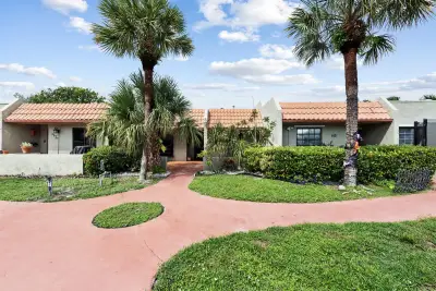 143 SE 7th St, Deerfield Beach: photo 1 of 26