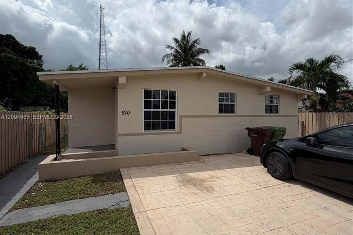 520 W 22nd St, Hialeah: photo 1 of 12