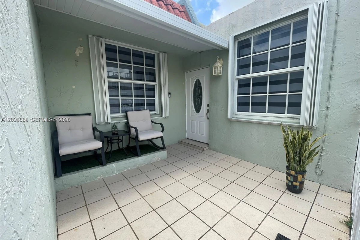 961 W 37th Ter #30, Hialeah: photo 1 of 16