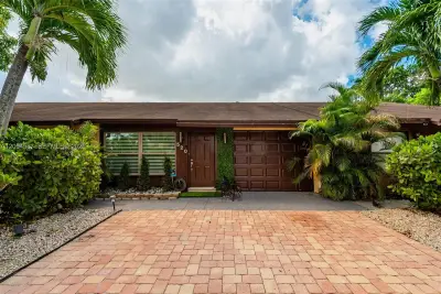 520 NW 46th St, Deerfield Beach: photo 1 of 35