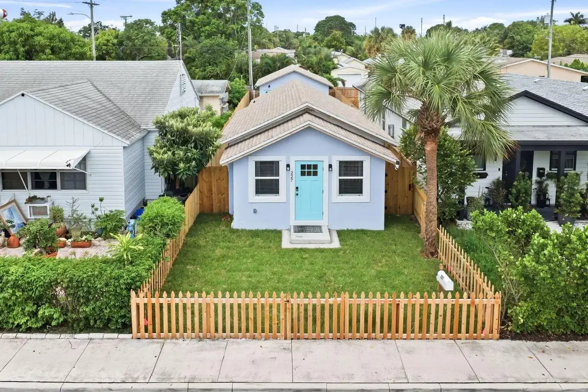 227 S E St, Lake Worth Beach: photo 1 of 36