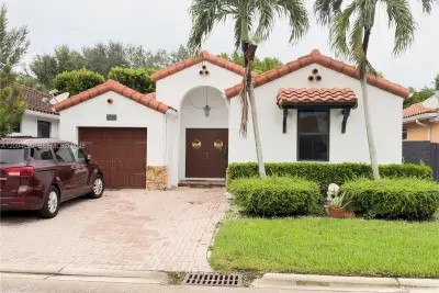 9947 NW 10th Ter, Miami: photo 1 of 32
