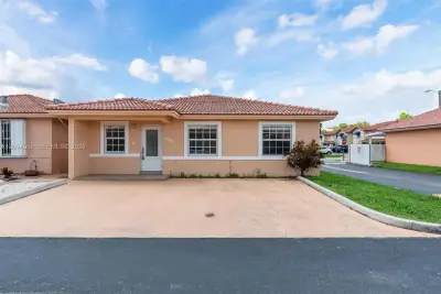 2236 W 74th Pl #9C, Hialeah: photo 1 of 21