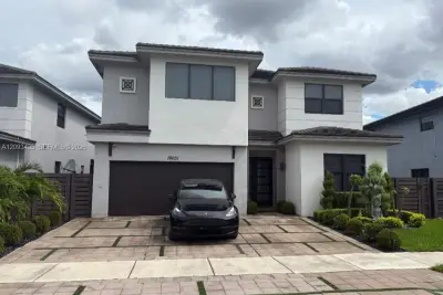 16031 NW 89th Ct, Miami Lakes: photo 1 of 11