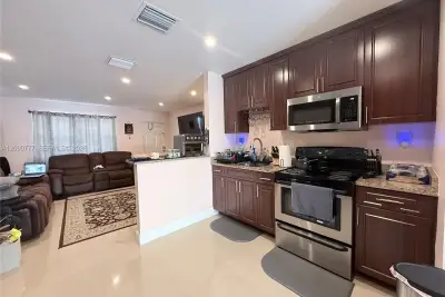 1878 NW 45th Ct, Tamarac: photo 1 of 15