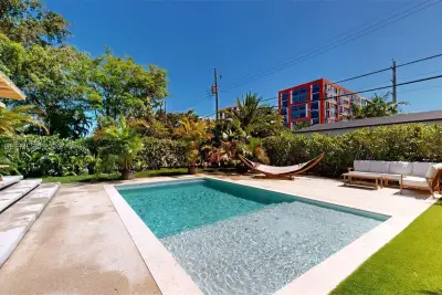 3800 NW 12th St, Miami: photo 1 of 68