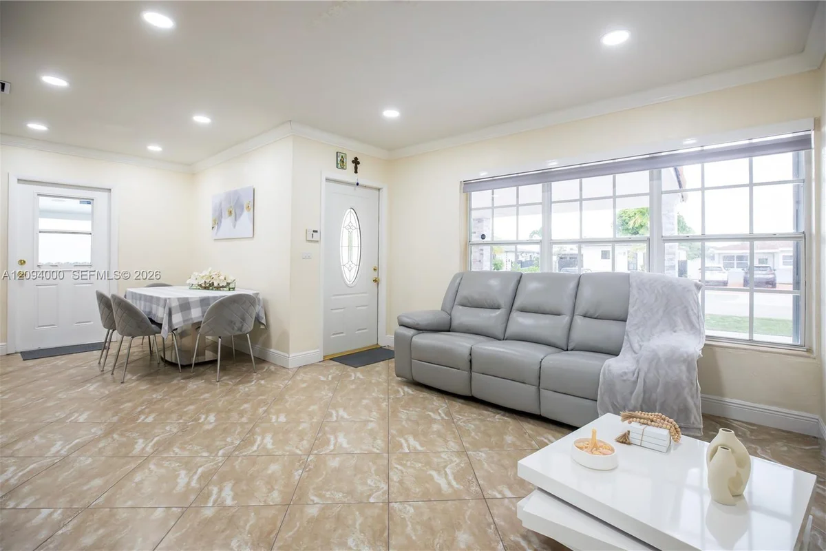 188 E 59th St, Hialeah: photo 1 of 40