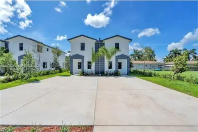 1231-1233 NW 9 Ave, Florida City: photo 1 of 20