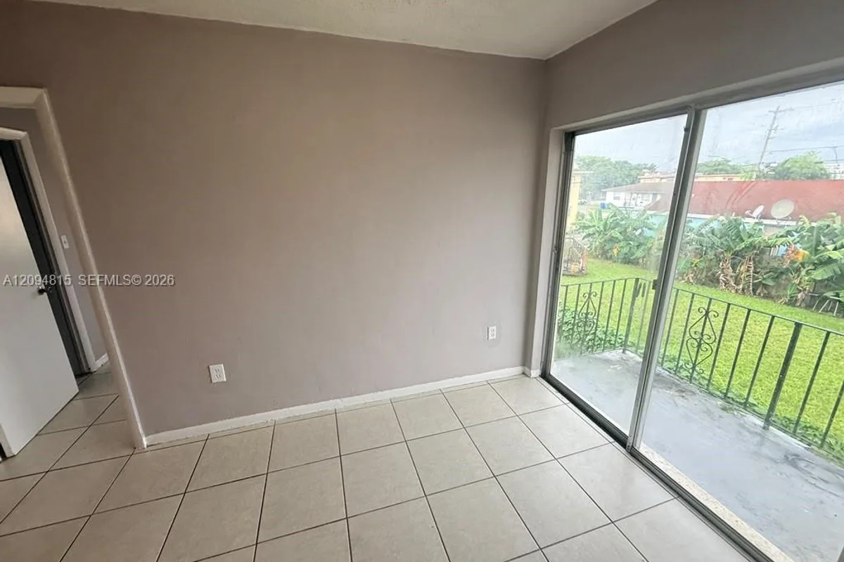 3130 NW 21st Ct #10, Miami: photo 1 of 9