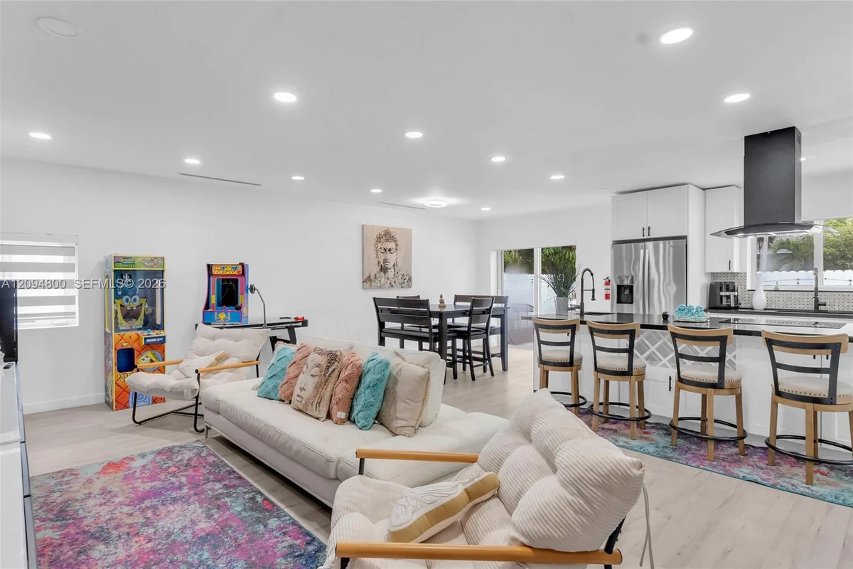 1175 NE 109th St, Miami: photo 1 of 44