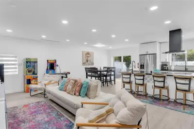 1175 NE 109th St, Miami: photo 1 of 44