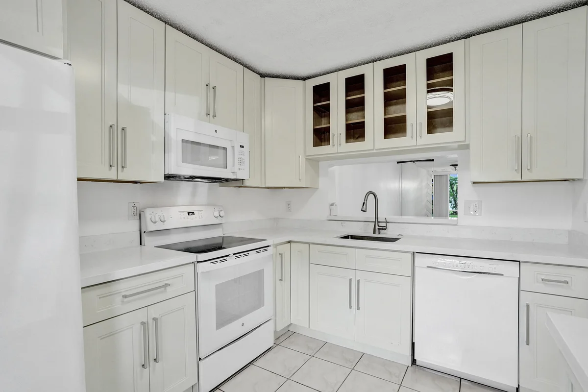 3081 Holiday Springs Blvd #102-6, Margate: photo 1 of 28
