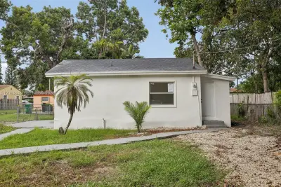 1063 NW 55th Ter, Miami: photo 1 of 27