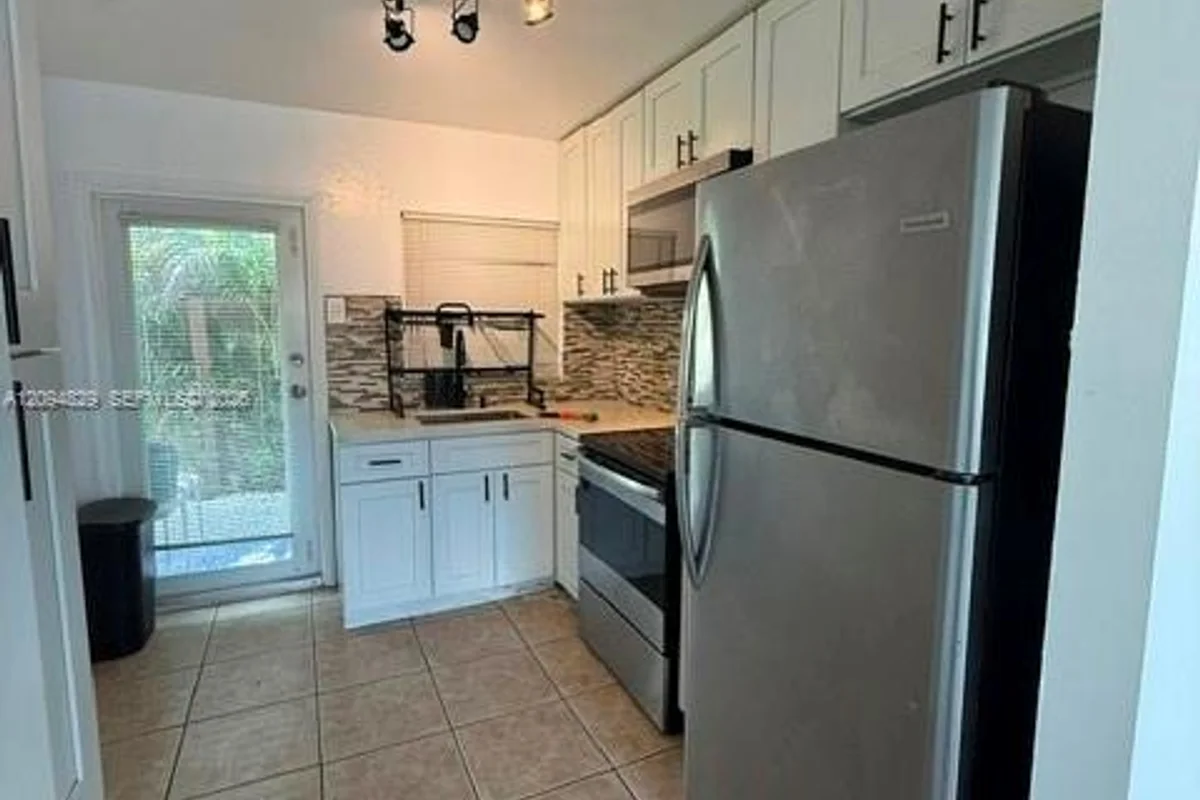 1150 SW 26th Ave #1-2, Fort Lauderdale: photo 1 of 13