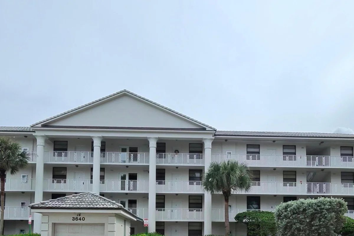 3640 Whitehall Dr #305, West Palm Beach: photo 1 of 8
