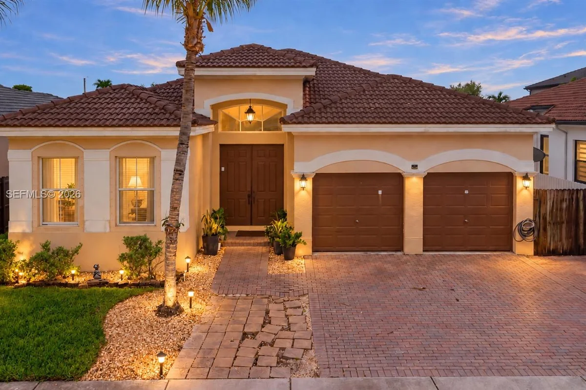 House in Hialeah: photo 1 of 57