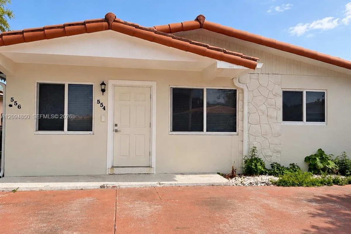 554 E 10th St, Hialeah: photo 1 of 10