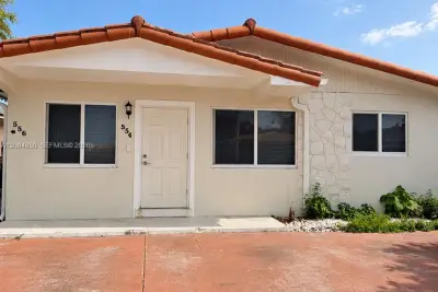 554 E 10th St, Hialeah: photo 1 of 10