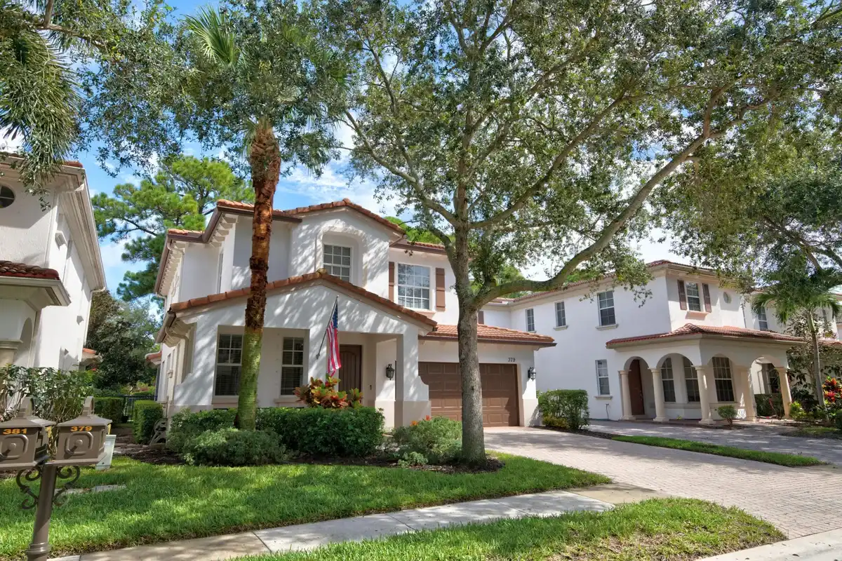 379 Columbus St, Palm Beach Gardens: photo 1 of 62