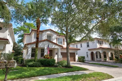 379 Columbus St, Palm Beach Gardens: photo 1 of 62