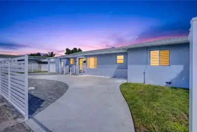 1221 NW 67th St, Miami: photo 1 of 20