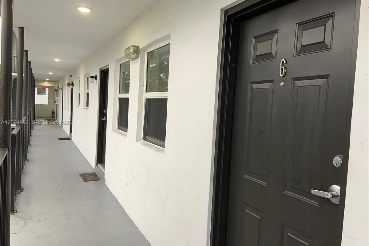 1130 NW 62nd St #13, Miami: photo 1 of 8