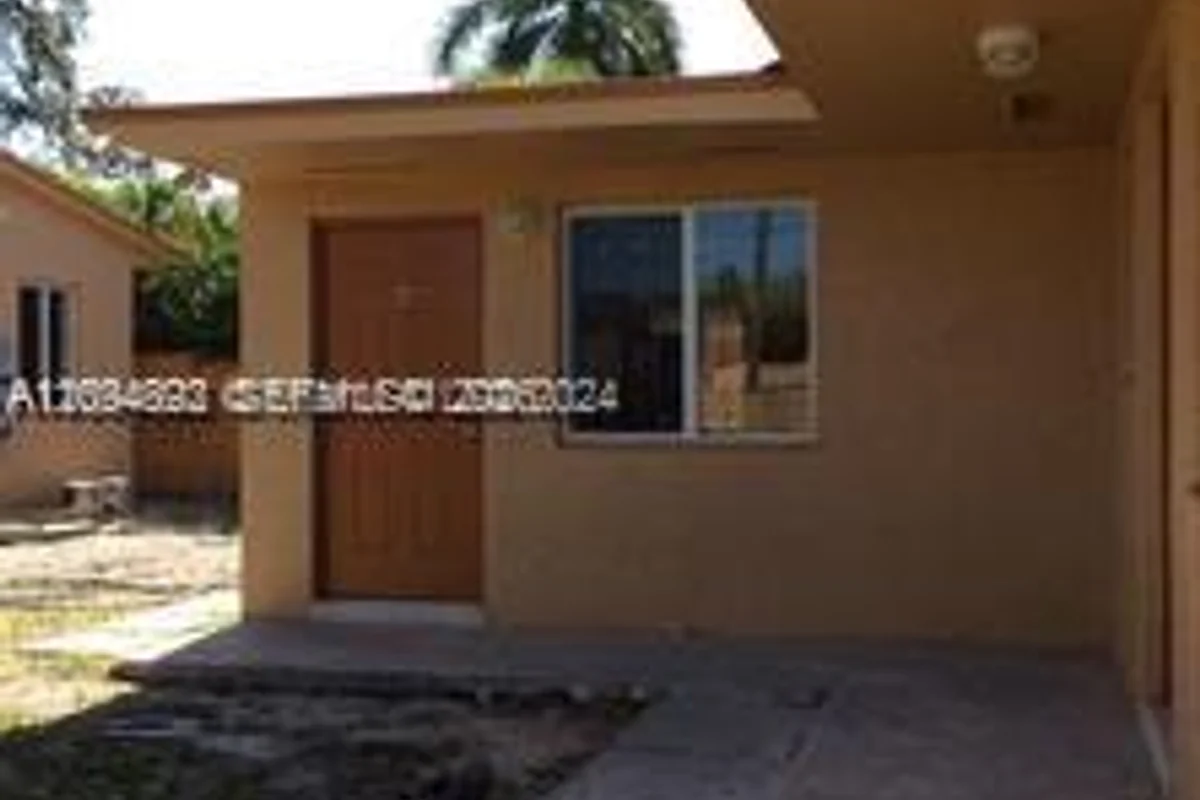 1324 NE 127th St #09, North Miami: photo 1 of 12