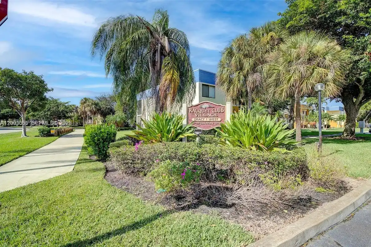 165 Lakeview Dr #201, Weston: photo 1 of 25