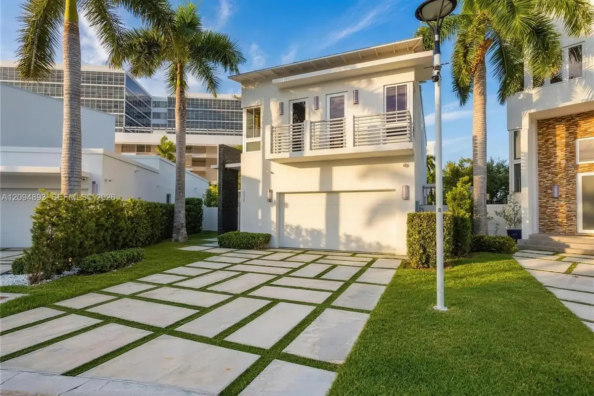8221 NW 34th Dr, Doral: photo 1 of 75