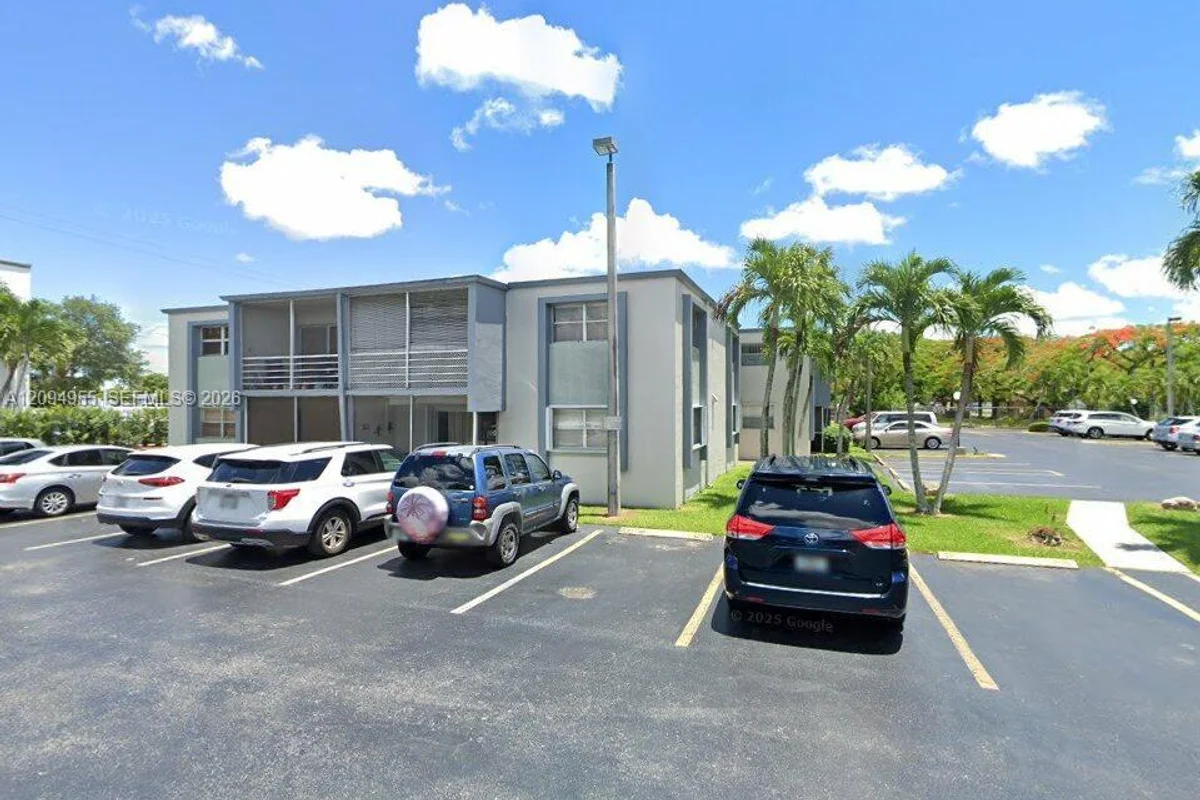 8758 SW 12th St #208, Miami: photo 1 of 8