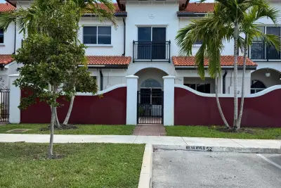 3536 NW 29th Pl, Lauderdale Lakes: photo 1 of 7